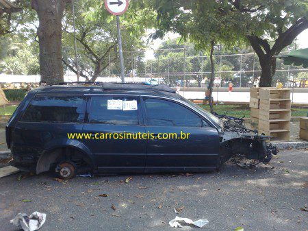 Víctor Passat Variant abandonado em São Paulo SP