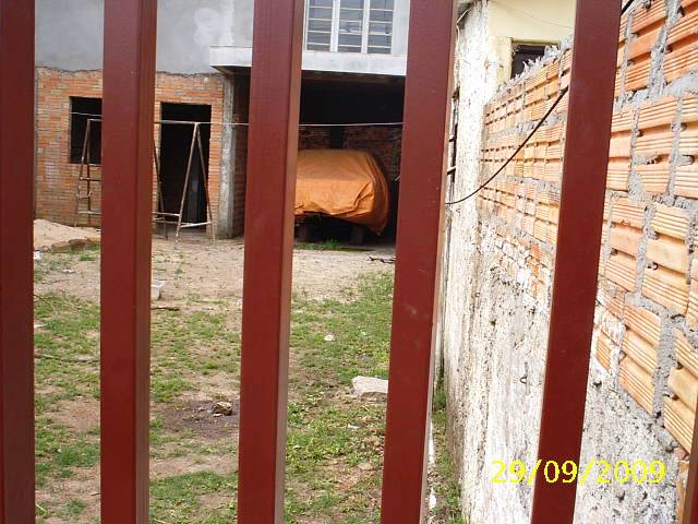 Que carro se esconde por debaixo da lona?