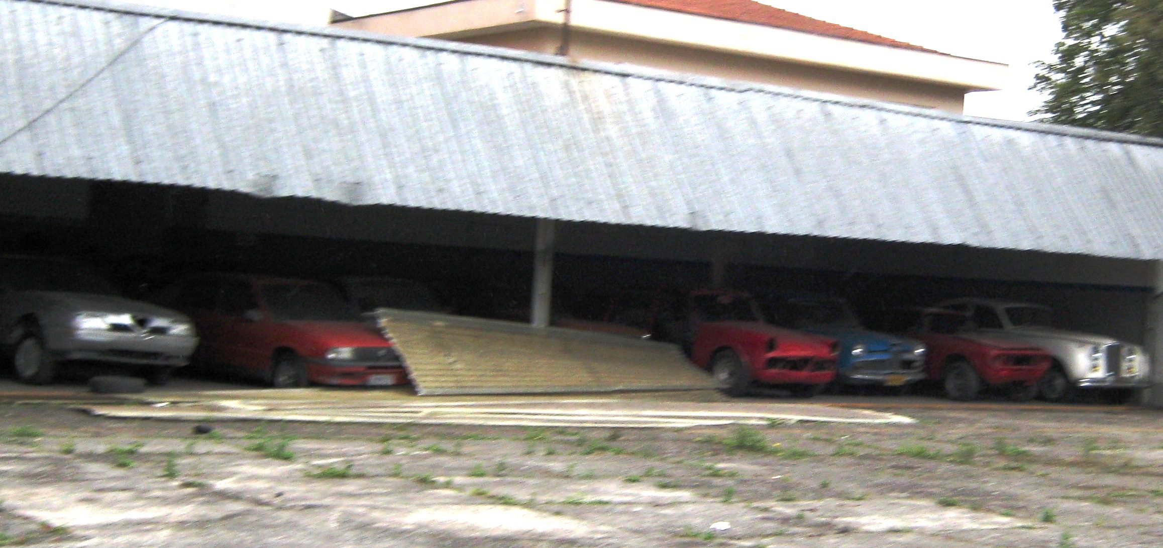 Concessionária abandonada em SP