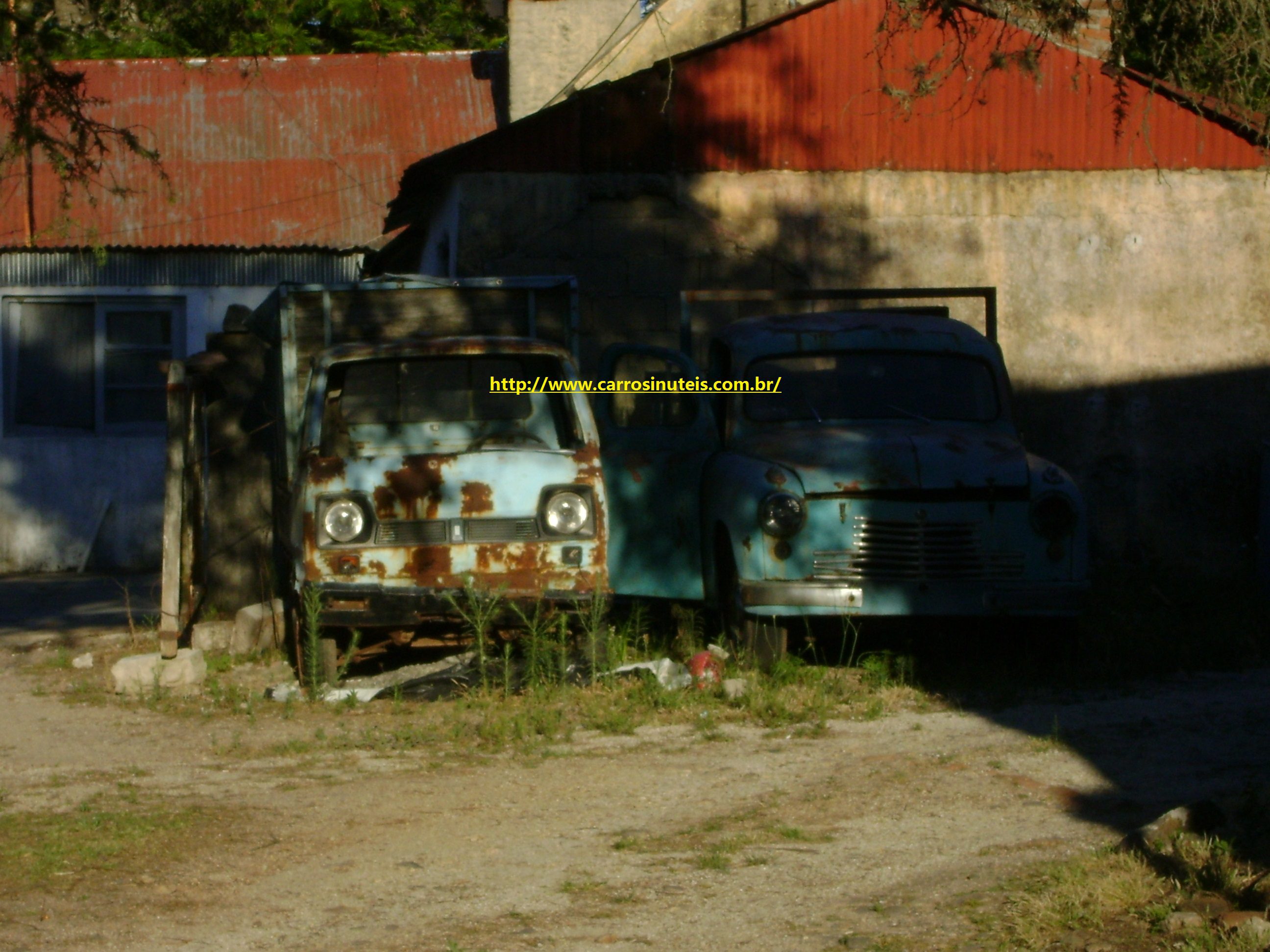 Subaru e Peugeot, delegacia de Puerto Conchillas. By Cássio, no Uruguai